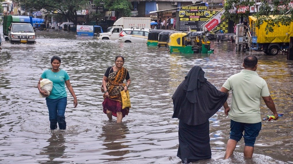 Gujarat Rains LIVE: गुजरात में बारिश के बेकाबू हुए हालात, केंद्र ने सेना की 6 टुकड़ी की रवाना